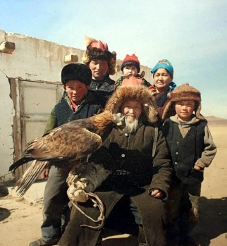 Orta Asya’da köklü gelenek berkutçilik 
Kartalı eğitip arada güçlü bir bağ oluşturma becerisi Kazaklarda erkek çocukların erişkinliğe geçmesinin bir göstergesi olarak da görülüyor. Baytolda, bölgede kartalla avlanan 250 kişiden, Orta Asya'da 6 bin yıllık bu geleneğini yaşatan az sayıda insandan biri. Cengiz Han ile Kubilay Han'ın da binlerce avcı kuşunun olduğu söyleniyor.