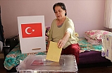 Oy Kullanmaya Gidemeyecek Derecede Hasta Olan Vatandaşlara Seyyar Sandıklar Götürüldü