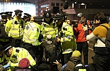 Londra'daki Çevre Eylemine Polis Müdahalesi