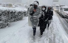 Yoğun kar yağışı İstanbul'da hayatı felç etti