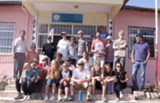 Köy okulu, yabancı öğrenciler tarafından onarıldı