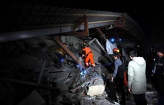 Van'da yine deprem oldu, çok sayıda bina yıkıldı