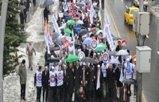 Memurlar protesto için Meclis'e yürüdü