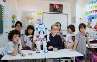 Finlandiya'da öğretmenlik yapan robot “Elias”...