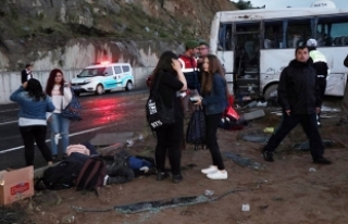 Kapadokya dönüşü öğrenci midibüsü kaza yaptı