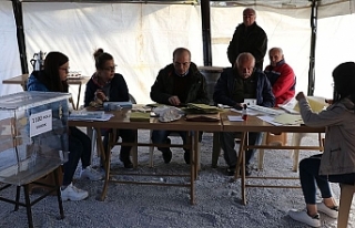 Denizli'de Depremzedeler Çadırda Oy Kullanıyor