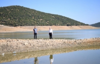 Su alarmı: Başkan barajın ortasına yürüdü