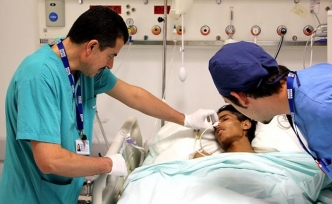 Suriyelilere bedava ameliyat! 2.5 milyonu geçti