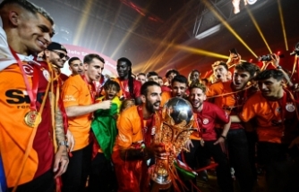 Galatasaray, Fenerbahçe'yi 3-0'la geçti, şampiyonluk kupasını kaldırdı