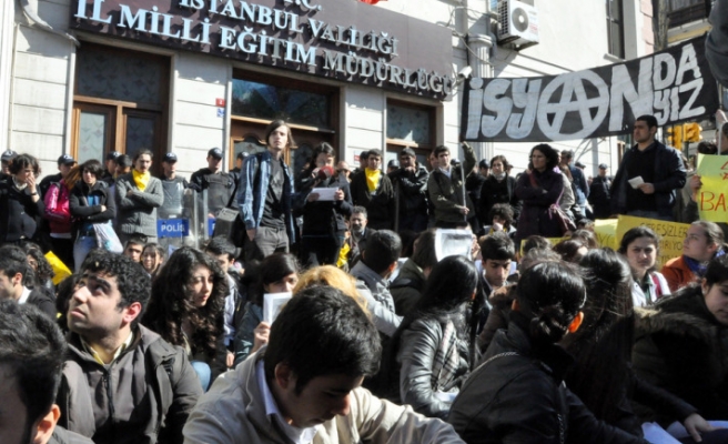 İstanbul Milli Eğitim Müdürlüğü önünde YGS eylemi