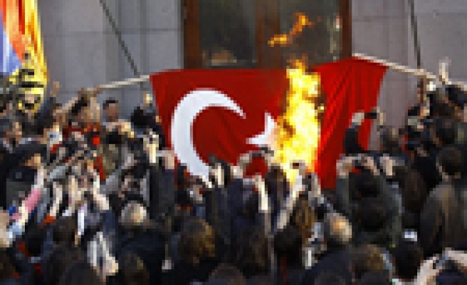 Paris'te Türk Bayrağı yakıldı 