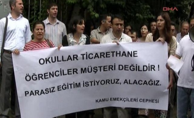 İl Milli Eğitim Müdürlüğü önünde eğitim harcaması protestosu