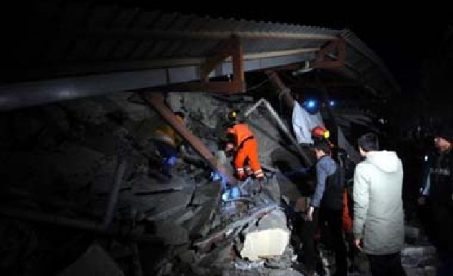 Van'da yine deprem oldu, çok sayıda bina yıkıldı