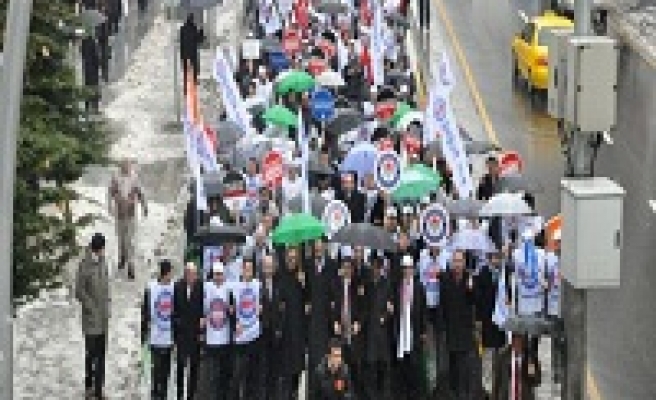 Memurlar protesto için Meclis'e yürüdü