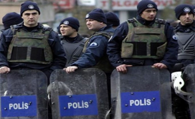 POLİS UZUN MESAİYE  İSYAN ETTİ, 'BİZ DE ÖLMEK İSTEMİYORUZ'