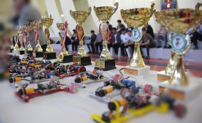 Robot yarışmasına damga vuran öğrenciler ödüllendirildi