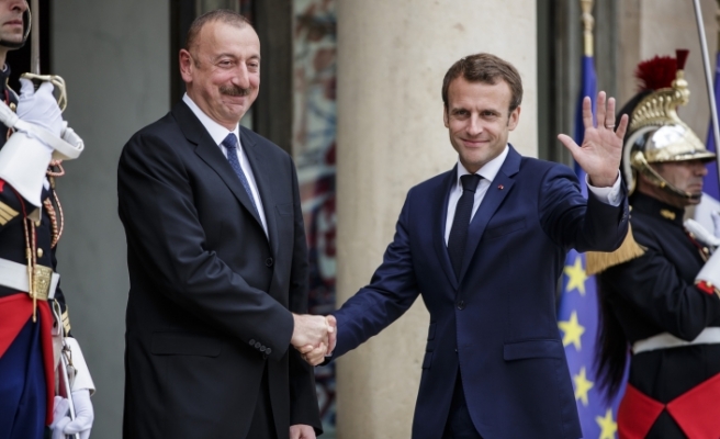 Aliyev İle Macron Fransa'da Görüştü