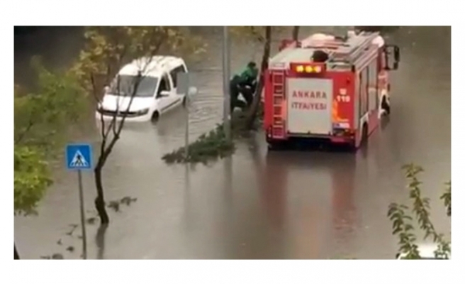Ankara’da Kuvvetli Sağanak Yağış: Araçlar Suya Gömüldü