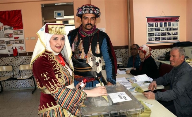Aydın'da Bir Çift, Yerel Yöneticilerini Seçmek İçin Yöresel Efe Kıyafetleriyle Sandık Başına Gitti