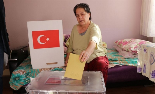 Oy Kullanmaya Gidemeyecek Derecede Hasta Olan Vatandaşlara Seyyar Sandıklar Götürüldü