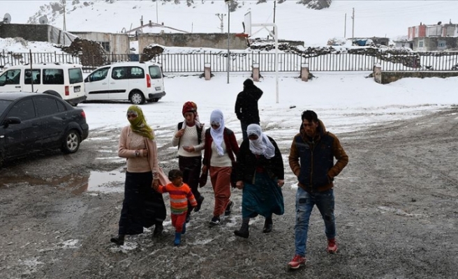 Vatandaşlar Sandığa Kar Yağışı Altında Gidiyor
