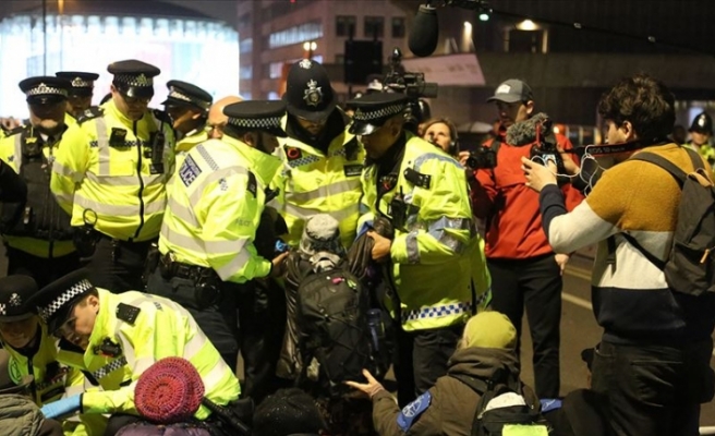 Londra'daki Çevre Eylemine Polis Müdahalesi