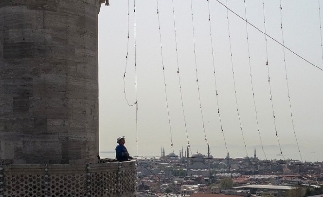 Ramazan Ayı Öncesinde, İstanbul'daki Camilere Mahyalar Asılmaya Başlandı