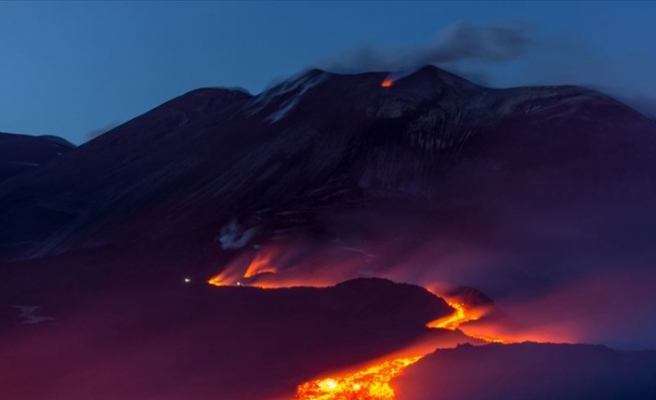 Avrupa'nın En Yüksek Aktif Yanardağı Etna'dan Lav ve Kül Püskürüyor