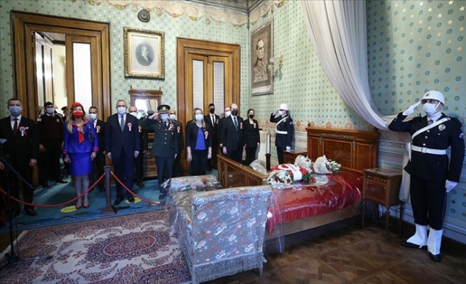 Dolmabahçe'de Anma Töreni! Vatandaşlardan Yoğun İlgi