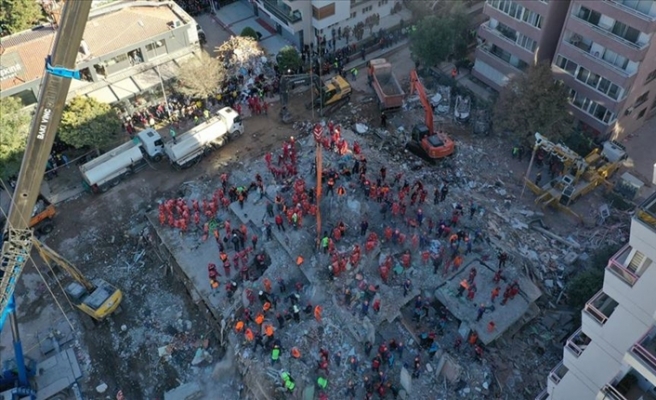 İzmir'de Korku Dolu Anlar: Rıza Bey Apartmanı'nın Yanındaki Bina Sallandı, Ekipler Uzaklaştırıldı