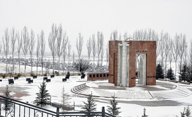 Ata-Beyit Kırgızların Tarihi Acısını Sergiliyor