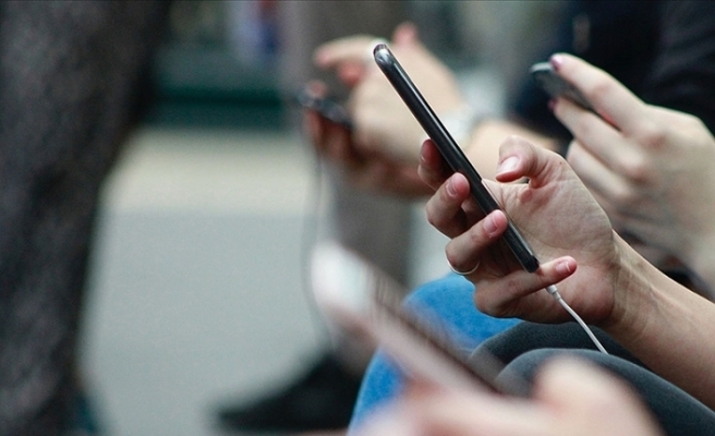 Akıllı Telefonların Bilinçsiz Kullanımı 'Tetik Parmak' Hastalığı Riskini Artırıyor