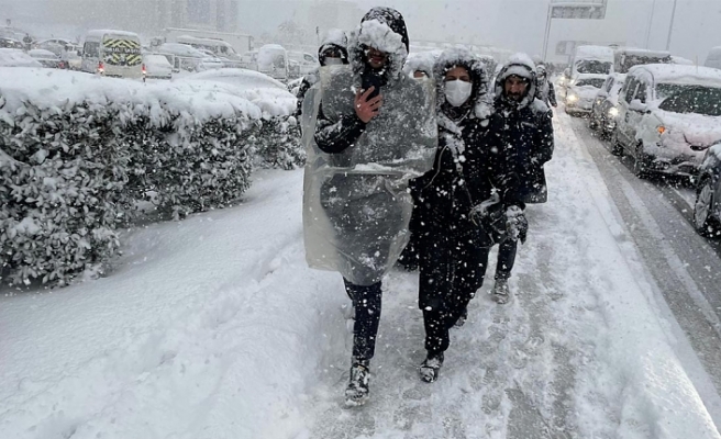 Yoğun kar yağışı İstanbul'da hayatı felç etti