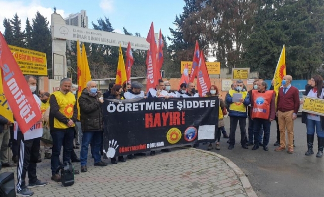 İzmir'de Eğitim Sen ve Eğitim-İş öğretmenlere yönelik şiddeti protesto etti