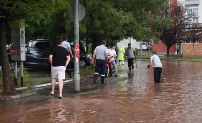 İki şehir kabusu yaşadı: Araçlar yolda kaldı, evleri su bastı!