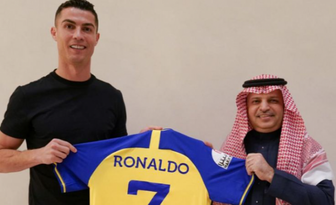 İmza töreninde Ronaldo'dan büyük gaf! Kulüp başkanını kızdırdı... "Para için gittiğini bu kadar belli etme"