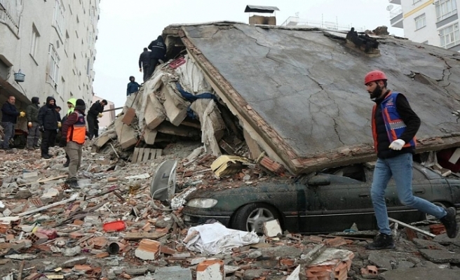 KKTC depremde ölen çocukları için ayakta