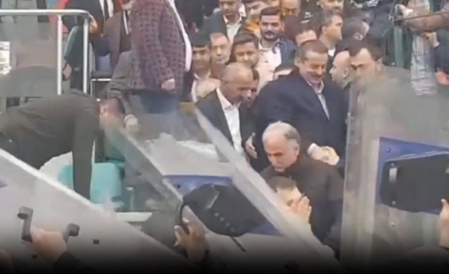 Hopaspor taraftarı tarafından protesto edilen AKP'li Faruk Çelik, polis eşliğinde stattan ayrıldı