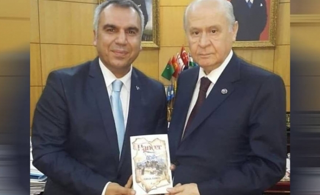 MHP'li adaydan akıl almaz kurnazlık: Ölen yazarın kitabıyla imza günü yapmışlar