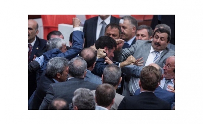 Sinan Oğan kendisine saldıran AKP'li vekillere "Ak itler" demişti. Şimdi oraya mı gidiyor?