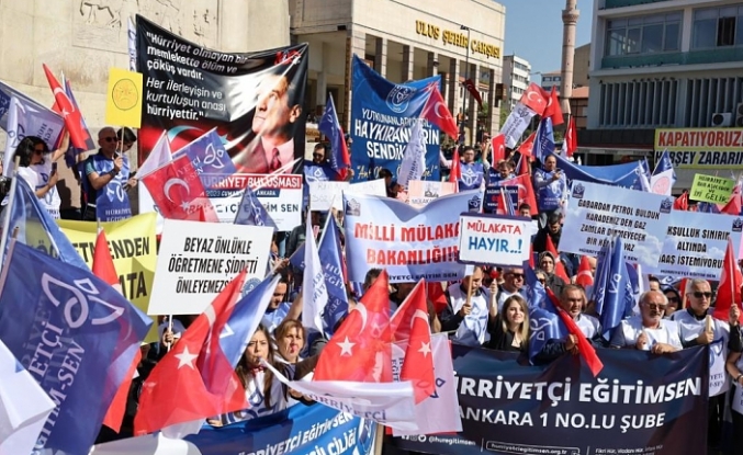 Hürriyetçi Eğitim Sen üyesi öğretmenler Ankara'da 'önlük değil, özlük' talebiyle miting düzenledi