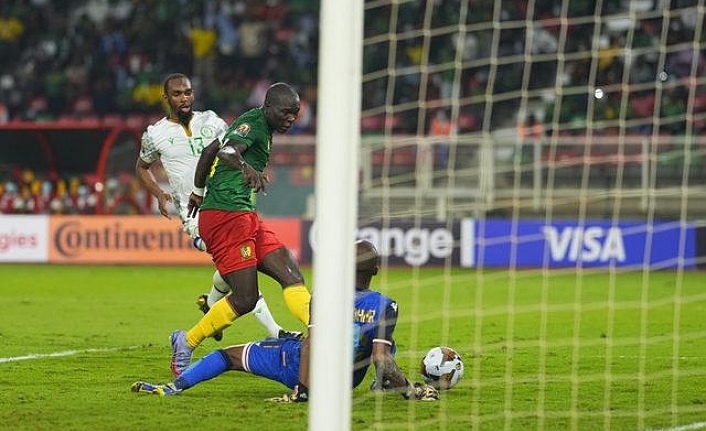 Tarihte böylesi yok! Kamerun-Komorlar maçında kaleye sol bek geçti, 7 kişi hayatını kaybetti!