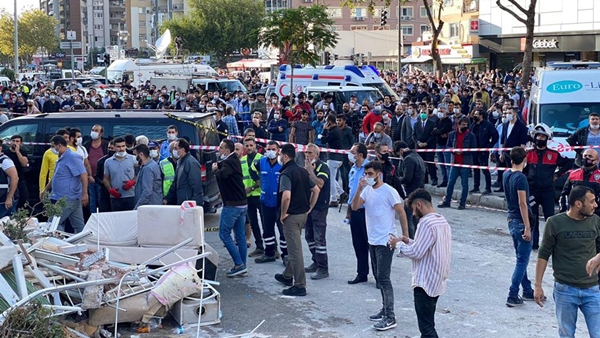 İzmir'in Bayraklı İlçesi: Enkazdan 4 Kişi Yaralı Çıkarıldı